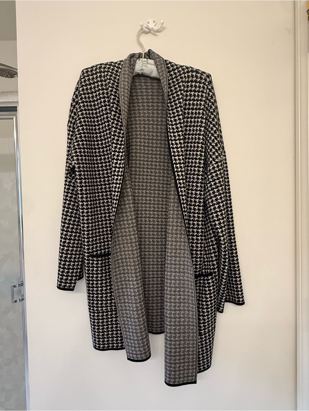 Houndstooth Open-Front Cardigan Sweater in Black & White